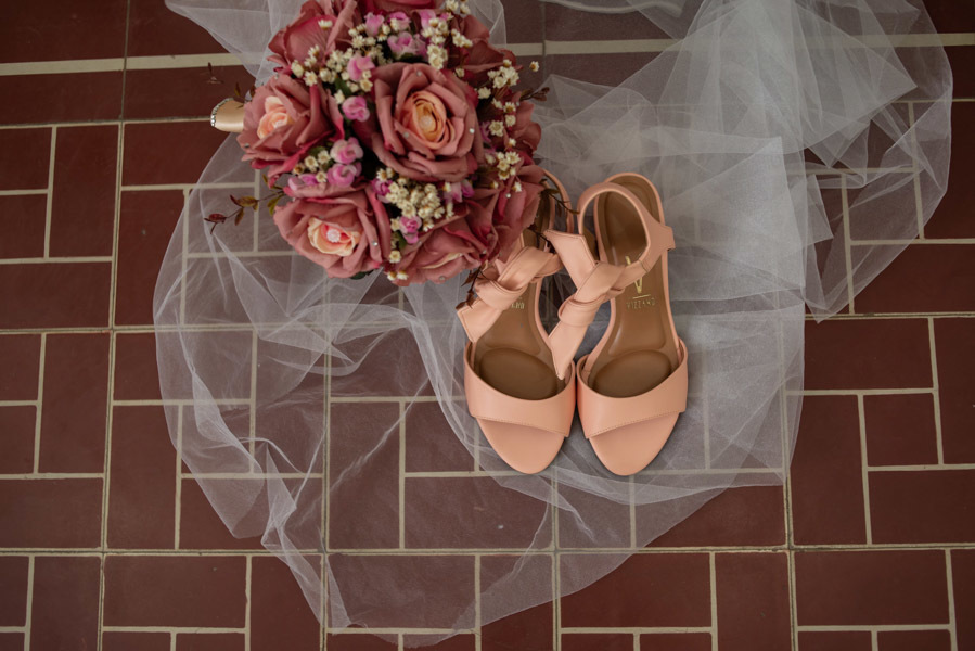sapato da noiva e buquê