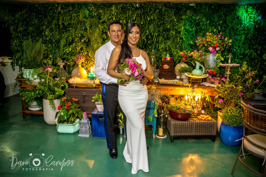 noivos na mesa de decoração 