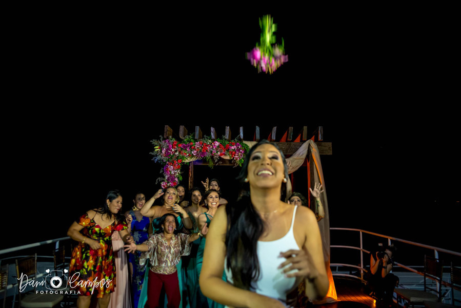 noiva jogando buquê 