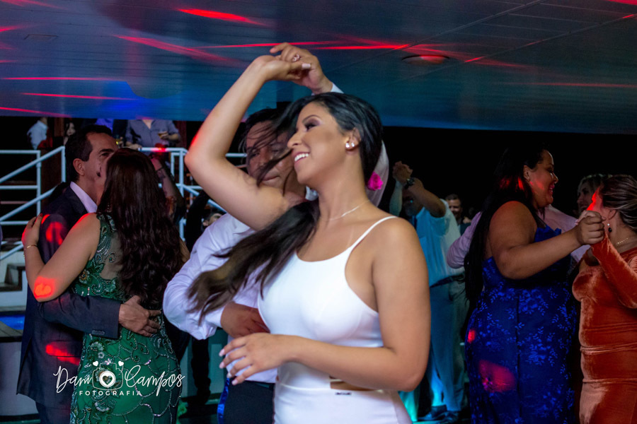 noivos dançando 
