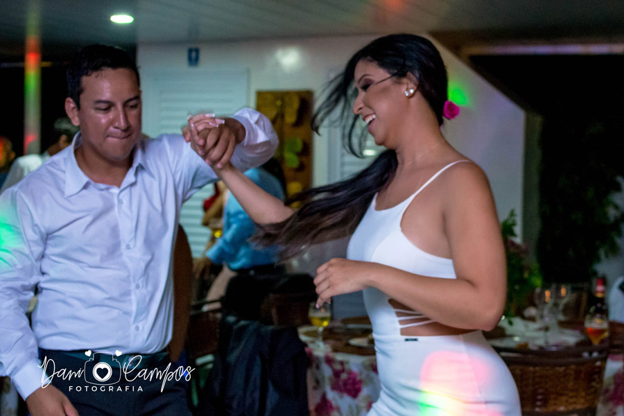 noivos dançando 