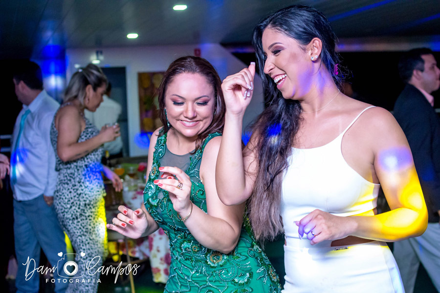 noiva dançando com a amiga 