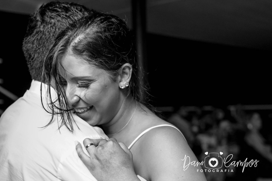 recém casados dançando