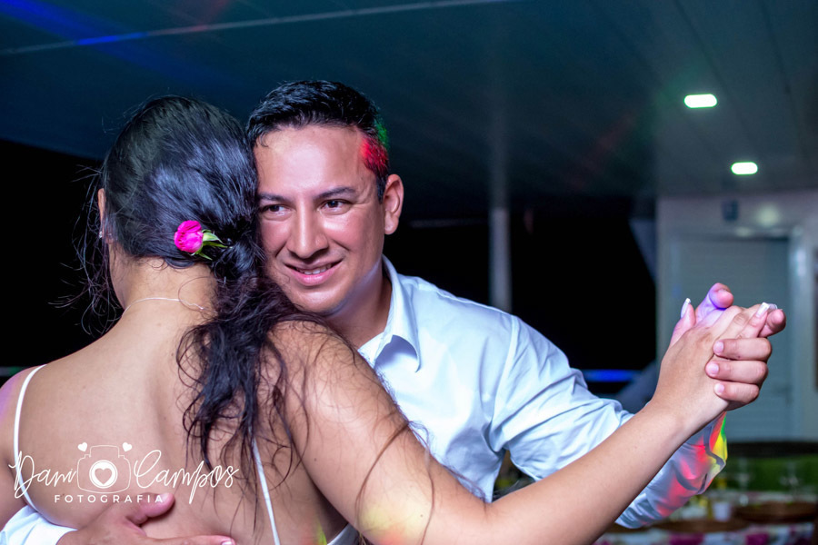 recém casados dançando