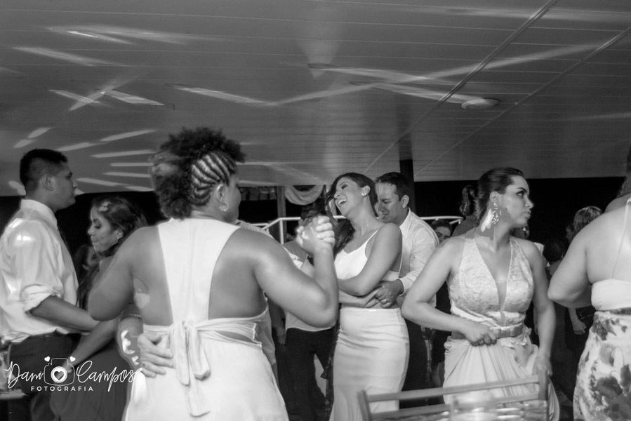 recém casados dançando