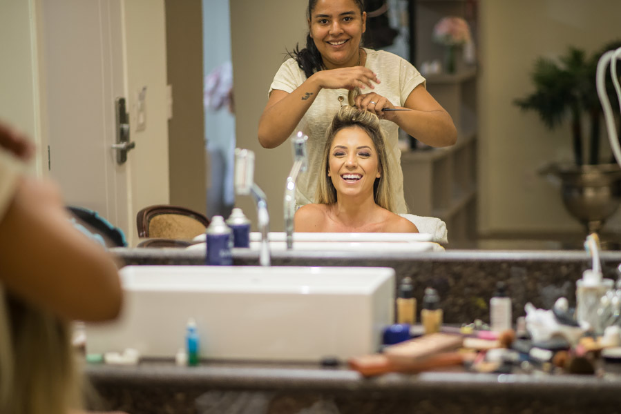 noiva fazendo o penteado