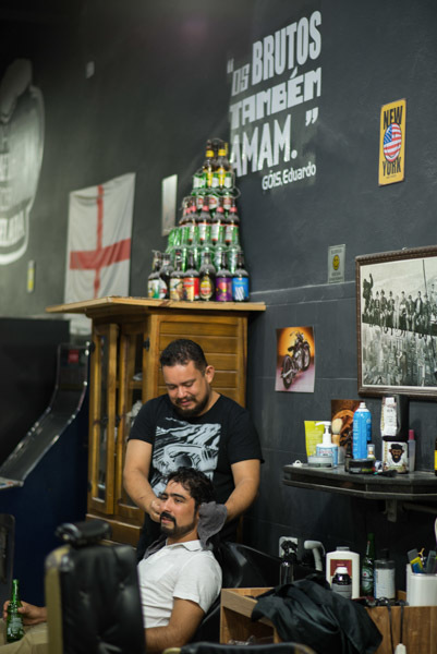 noivo lavando o cabelo 