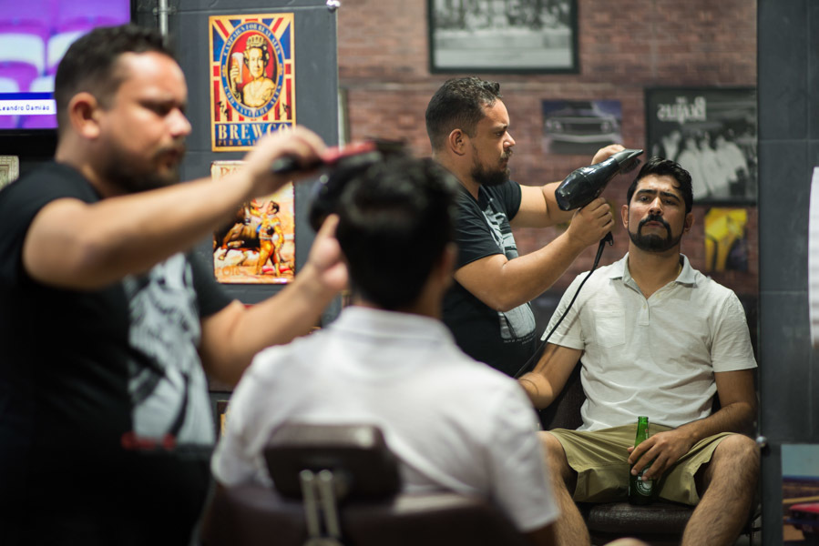 noivo secando o cabelo