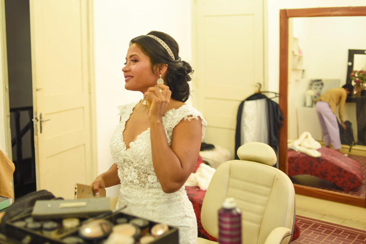 noiva passando perfume 