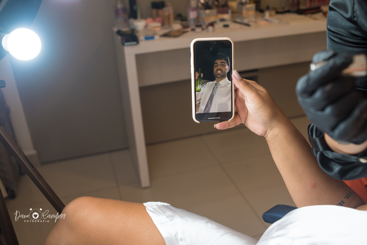 noiva olhando foto do noivo