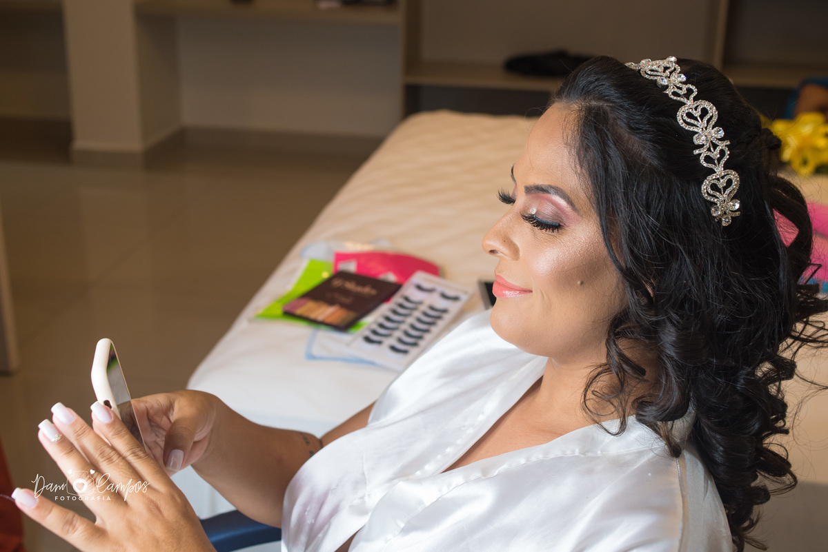 noiva respondendo mensagem