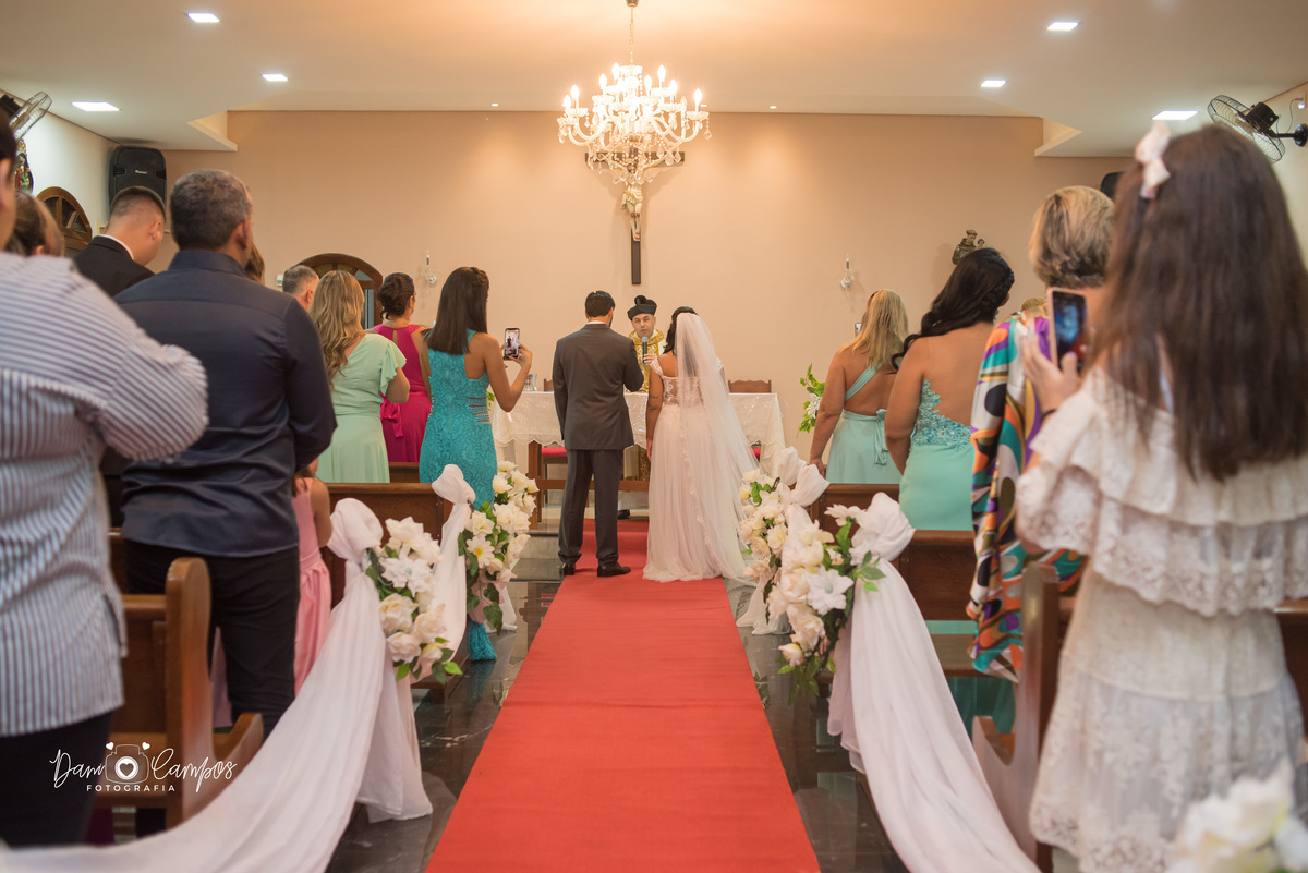 noivos de costas no altar 