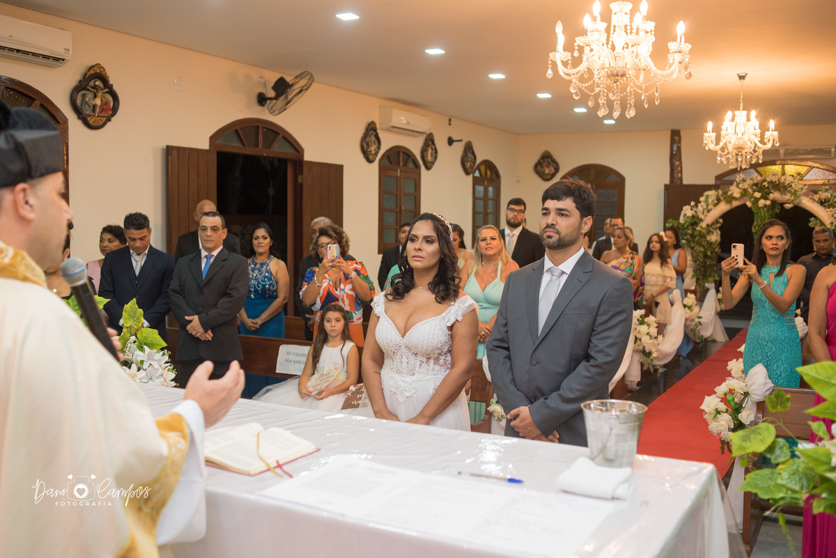 de frente para o altar 