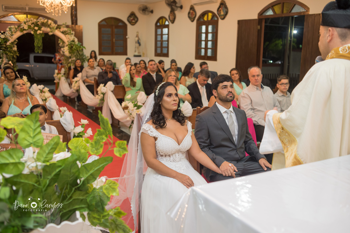 noivos de mãos dadas