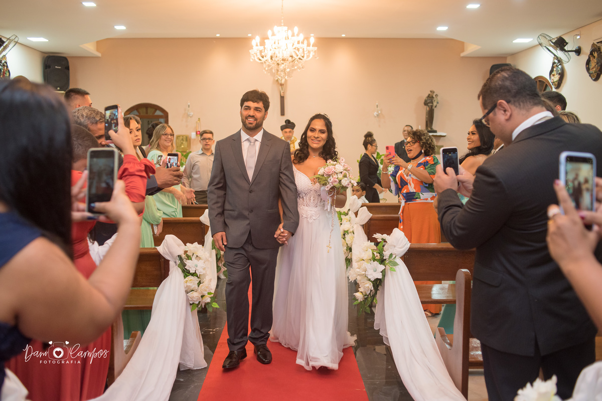 recém casados sorrindo 