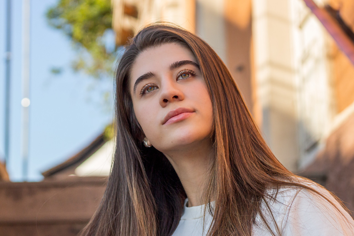 Foto de rosto no fundo escada da fundação scheffel 