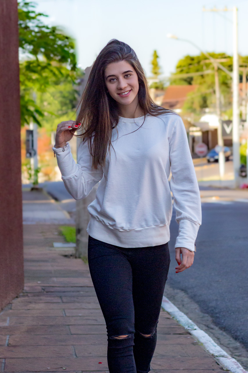 Caminhado na calçada do centro histórico de Novo Hamburgo RS