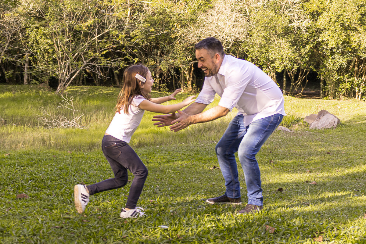 filha correndo em direção do pai que espera a filha de braço esticados. parcão novo hamburgo