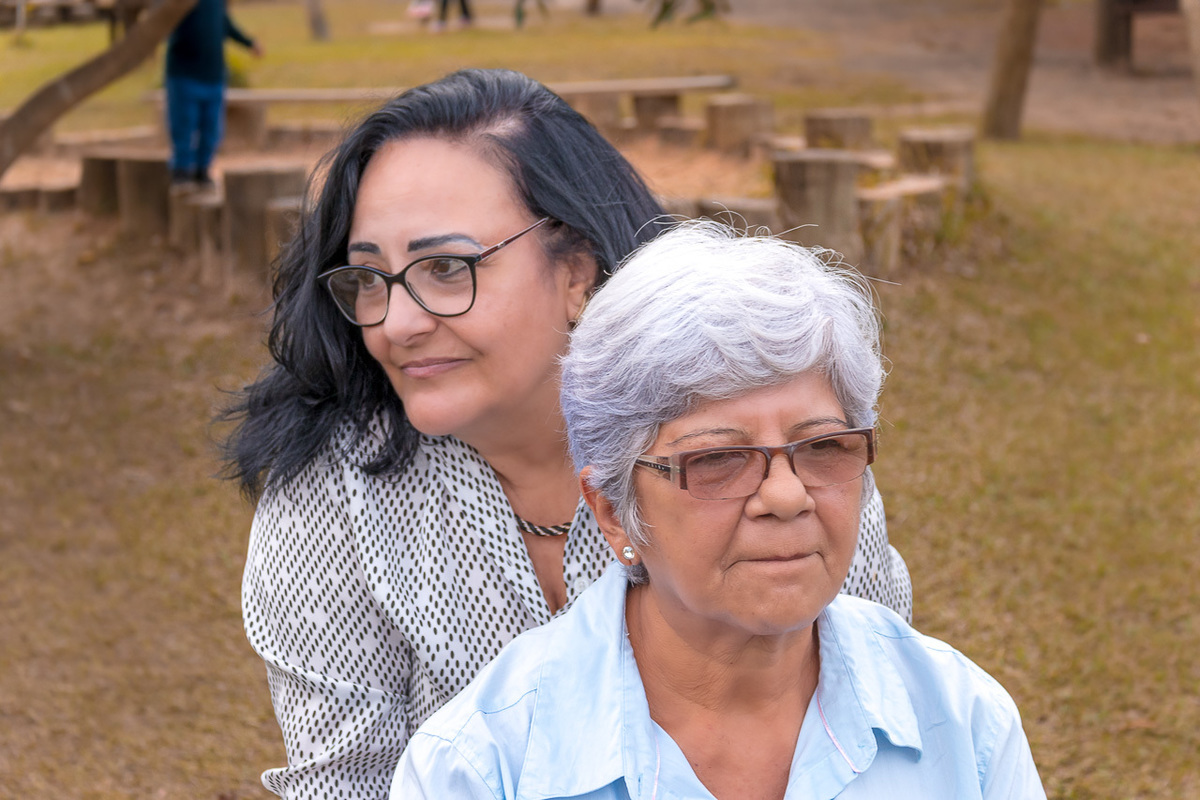 avós uma atrás da outra olhando uma para cada lado no parcão em novo hamburgo