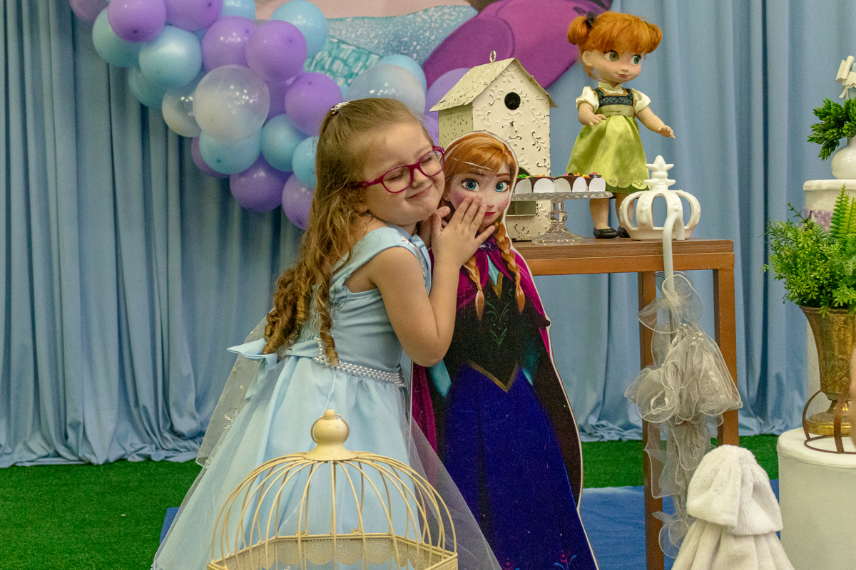 menina abraçando forte enfeite de sua decoração de aniversario