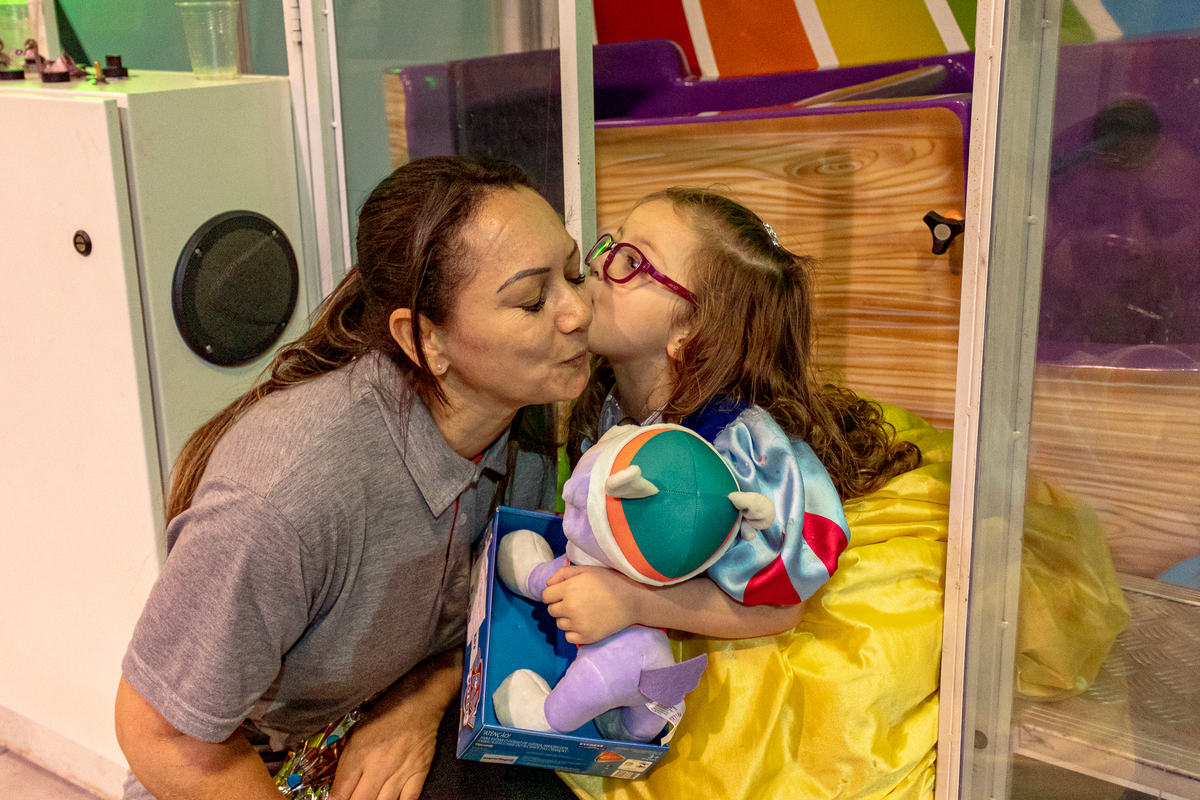 menina dando beijo no rosto de convidada que ela gosta muito