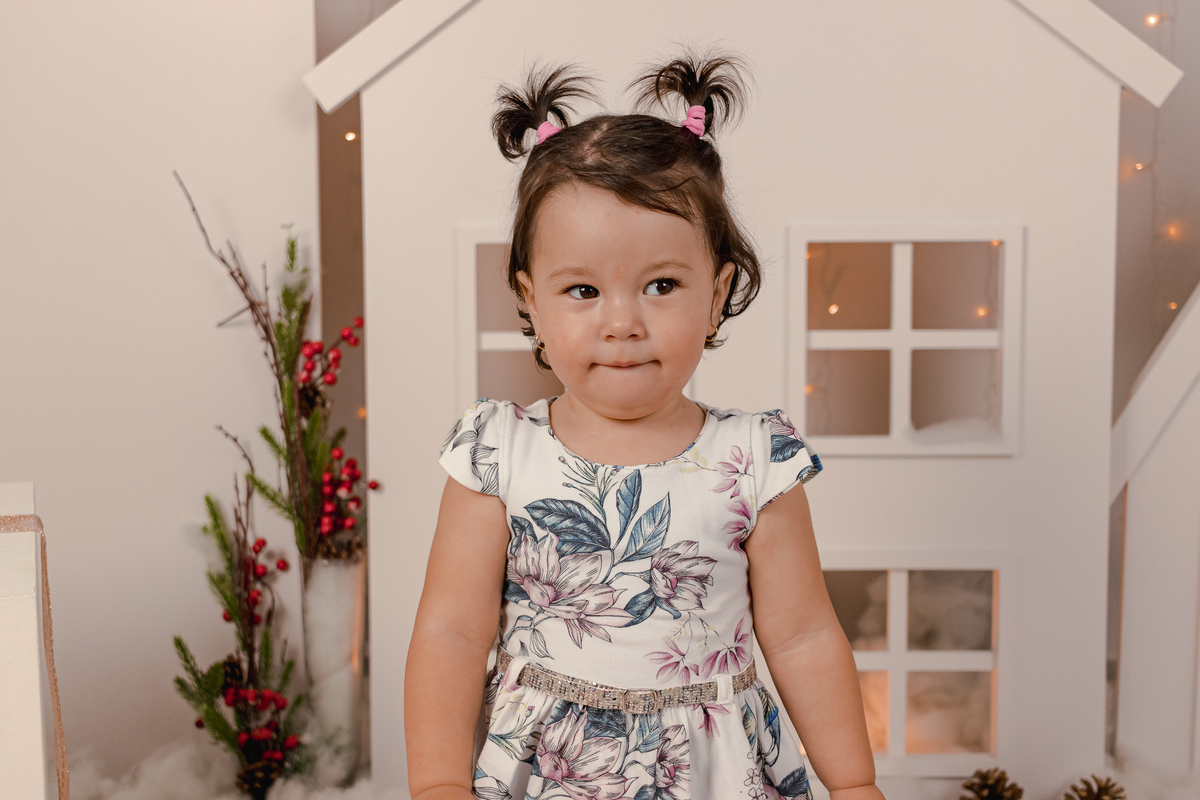 menina oriental em frente cenario de estudio tema natal