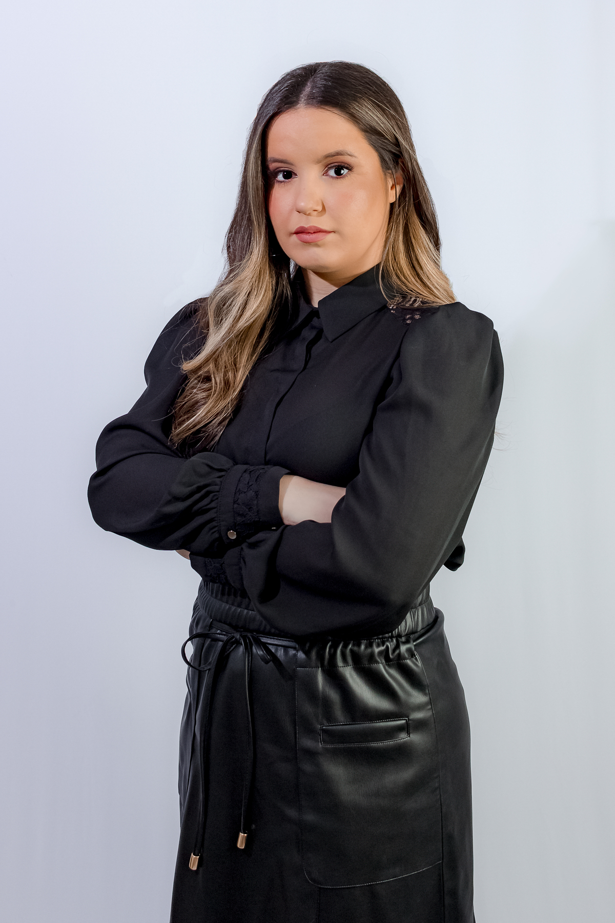 ensaio fotográfico corporativa de uma advogada de preto