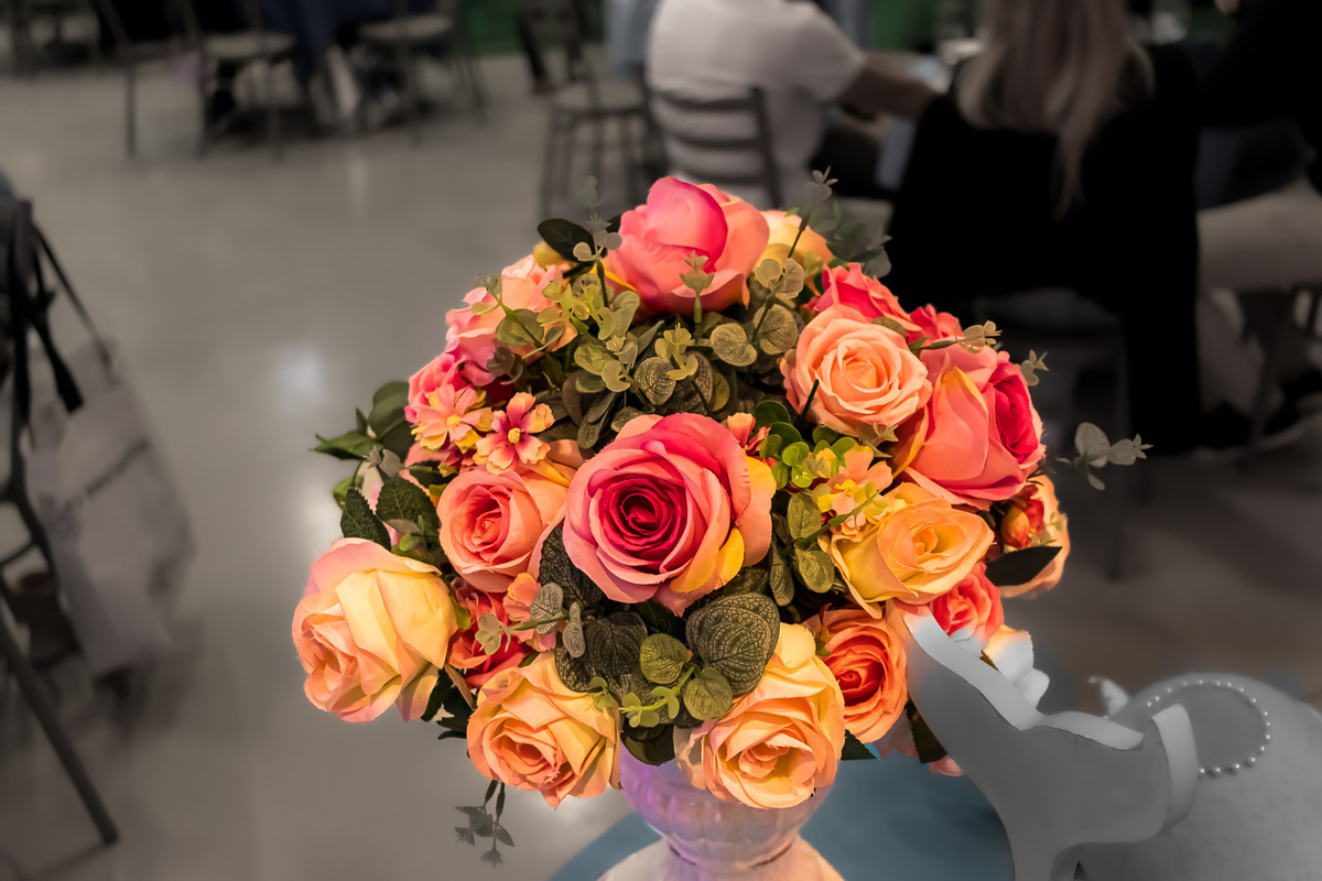 buque de rosas amarelas e vermelhas com fundo preto e branco