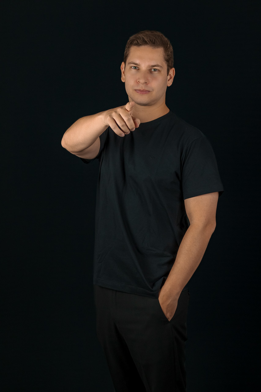 corporativo advogado camisa preta fundo preto em estúdio Novo Hamburgo