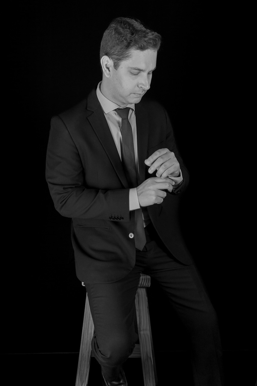 foto corporativa de advogado em preto e branco. Usado terno e fundo preto