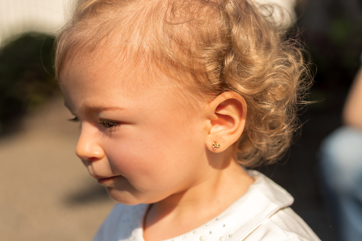 fotografia rosto crinaça de perfil no jardim 