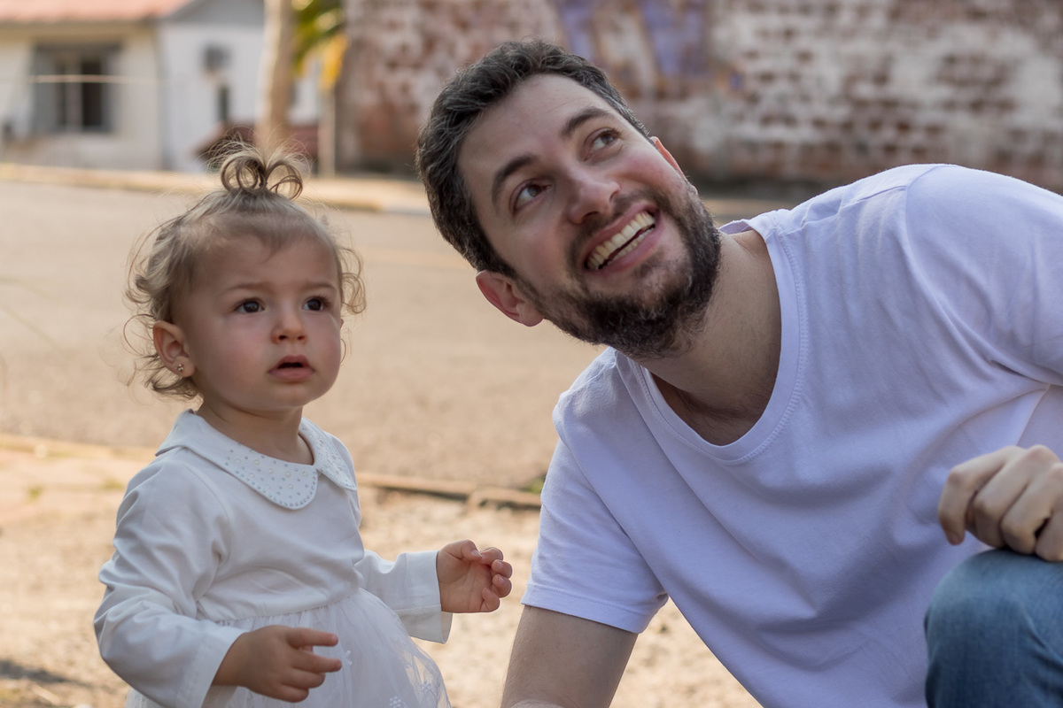 papai e filha olhando para o céu