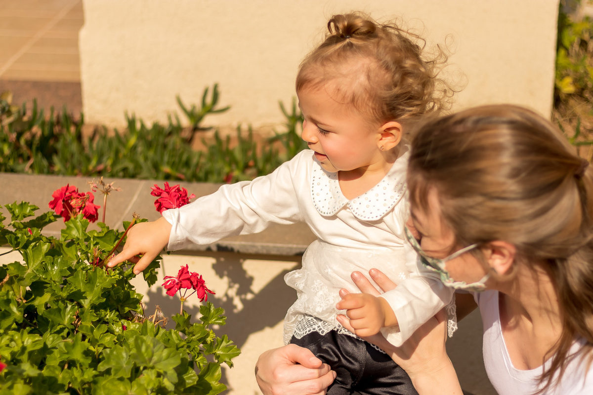 fotografia mãe e filha com flores