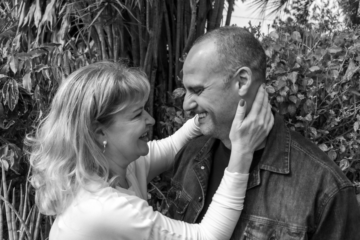 casal se olhando fotografia em preto e branco em novo hamburgo RS