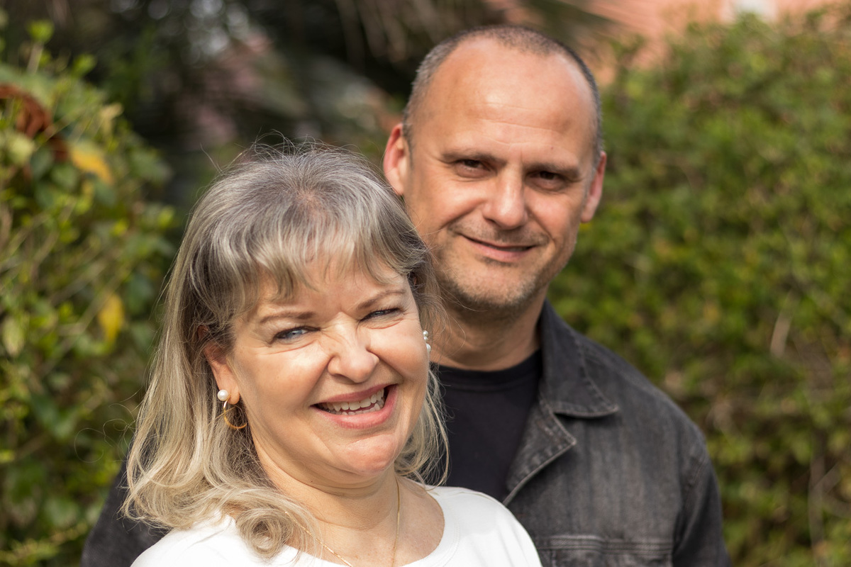 foto de casal. ambos olhando para camera. ela na frente e ambos sorrindo . Novo Hamburgo - RS
