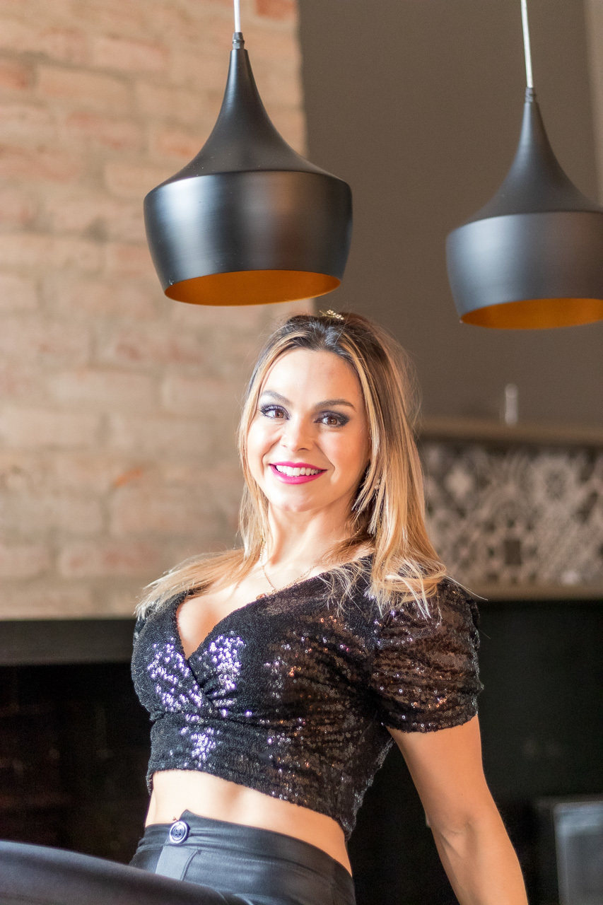 modelo sentada foco pegando do colo para cima olhando para camera com sorriso em Novo Hamburgo RS