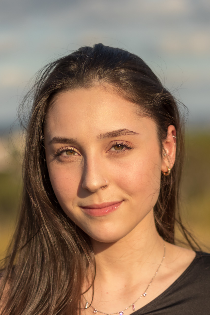 modelo olhando direto para a câmera. leve sorriso 