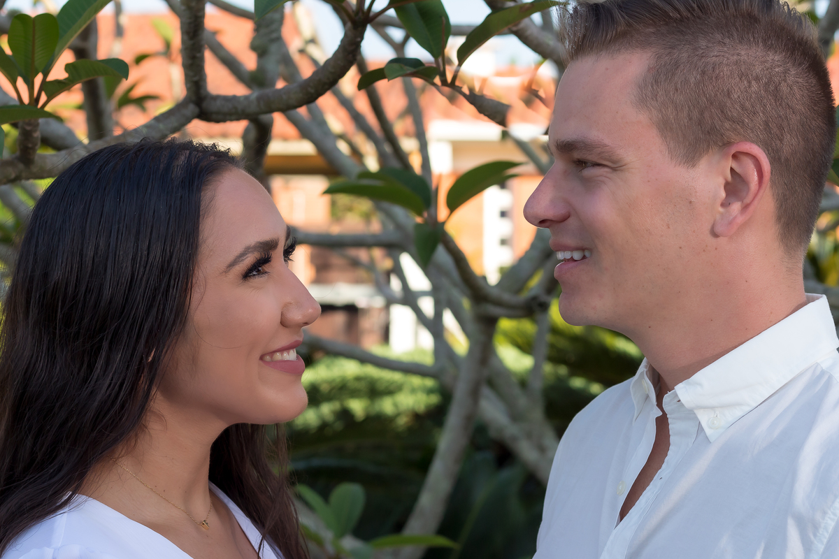 casal de frente um para o outro com olhares de admiração