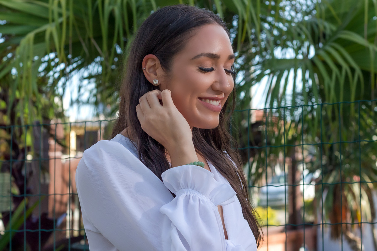 garota de vestido branco olhos fechados colocou cabelo por trás da orelha direta e deixou mão encostada no rosto