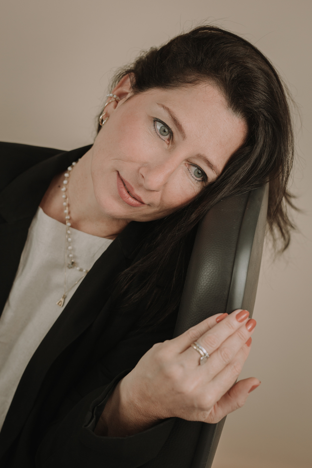 Fotografia de retratos femininos com fundo de estúdio