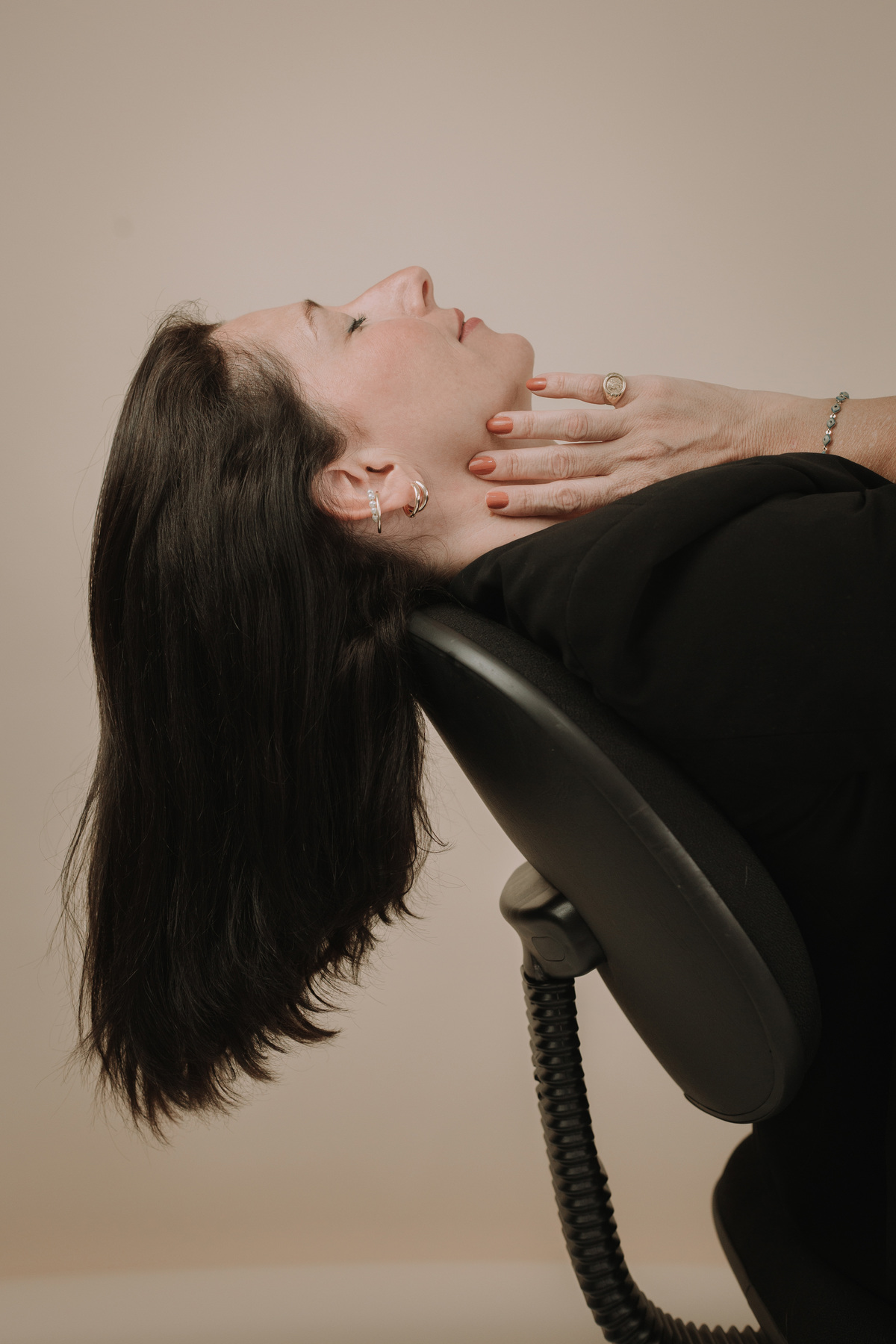 Retratos de mulheres com poses profissionais em estúdio