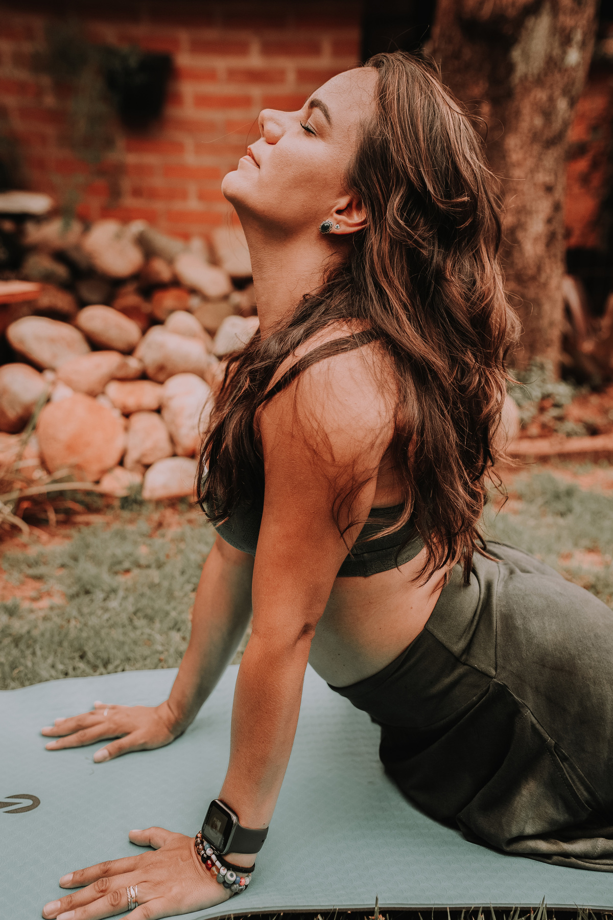 Mulher praticando Yoga em casa 