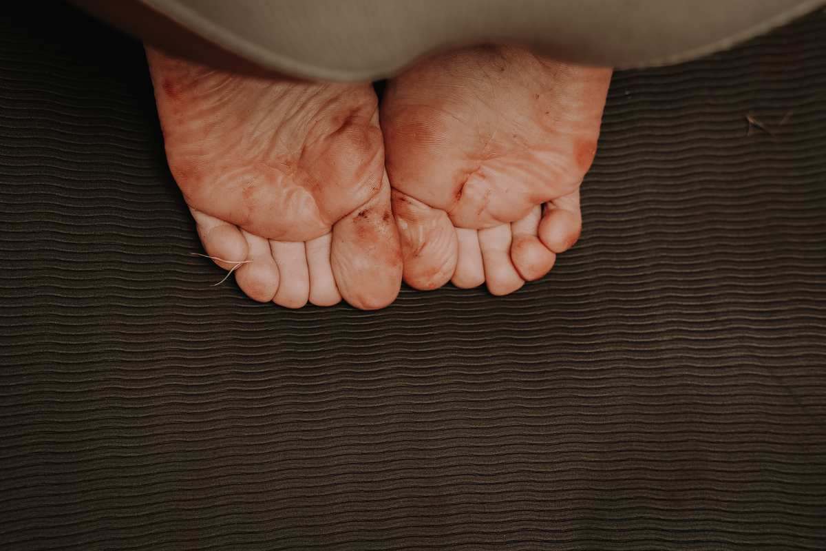 Fotografias de mulheres em conexão com seu eu interior durante a prática de yoga