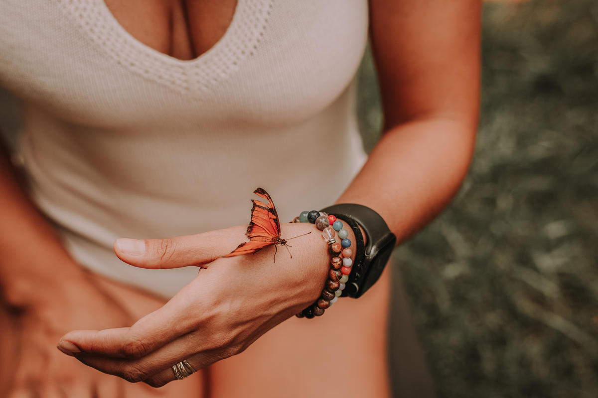 Retratos de mulheres inspiradoras em poses de yoga