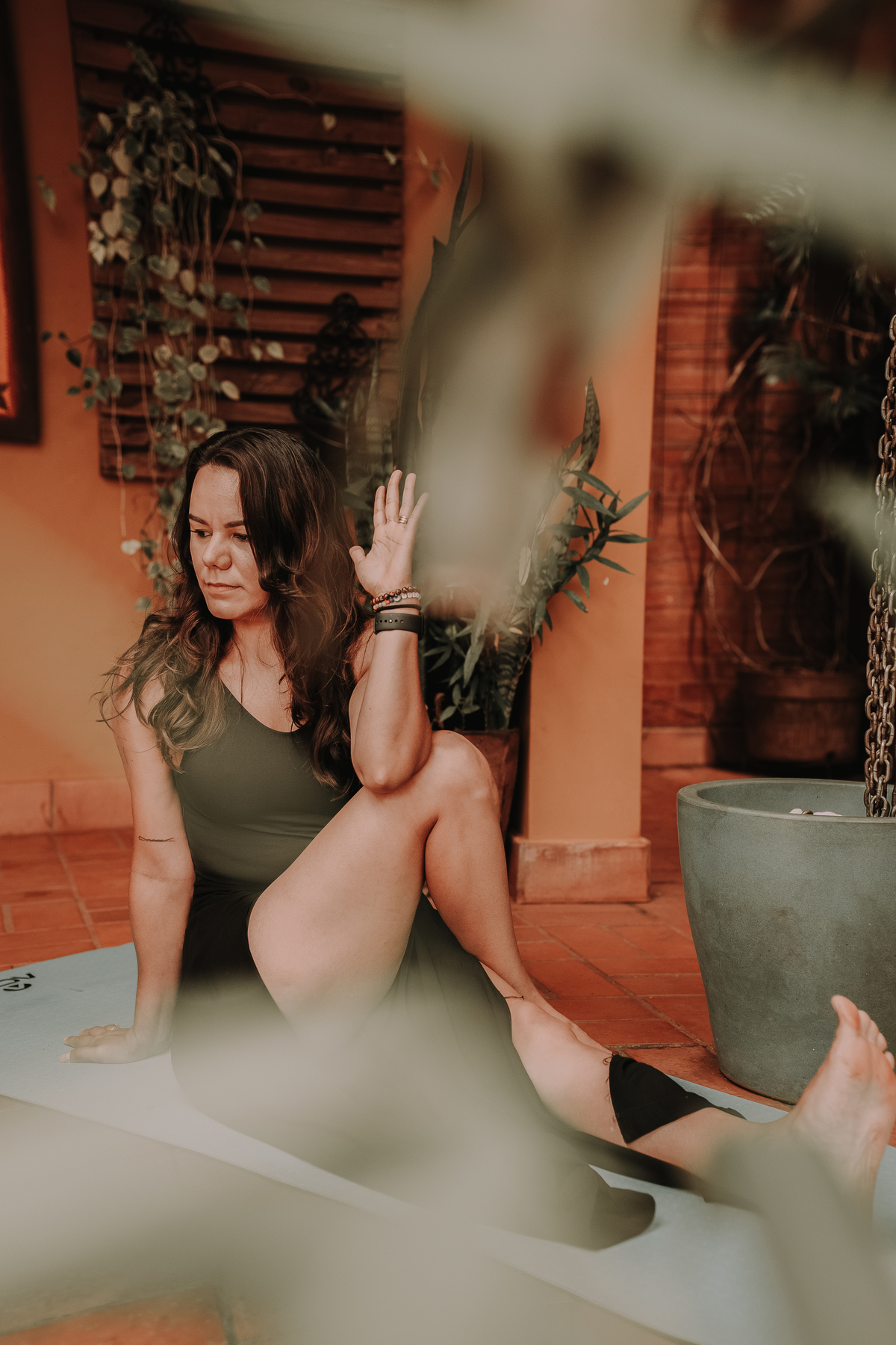 Fotografia de mulheres em equilíbrio e harmonia durante a prática de yoga