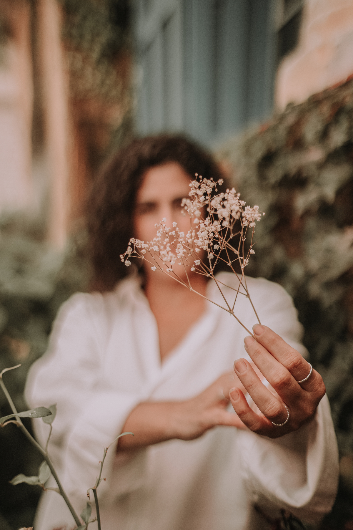 Fotógrafo de retrato feminino com flores em Jaú
