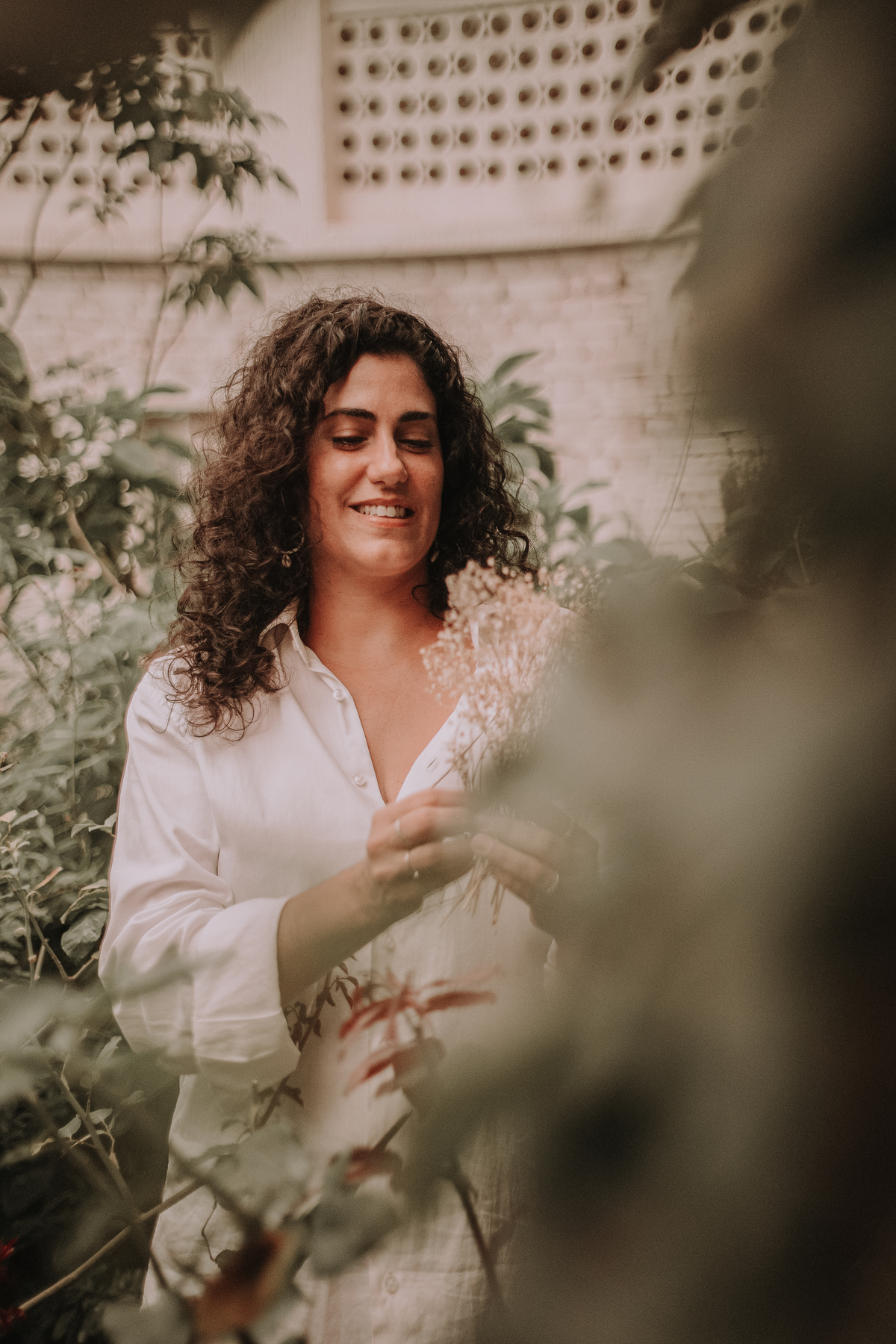 Ensaio feminino em ambiente com flores 