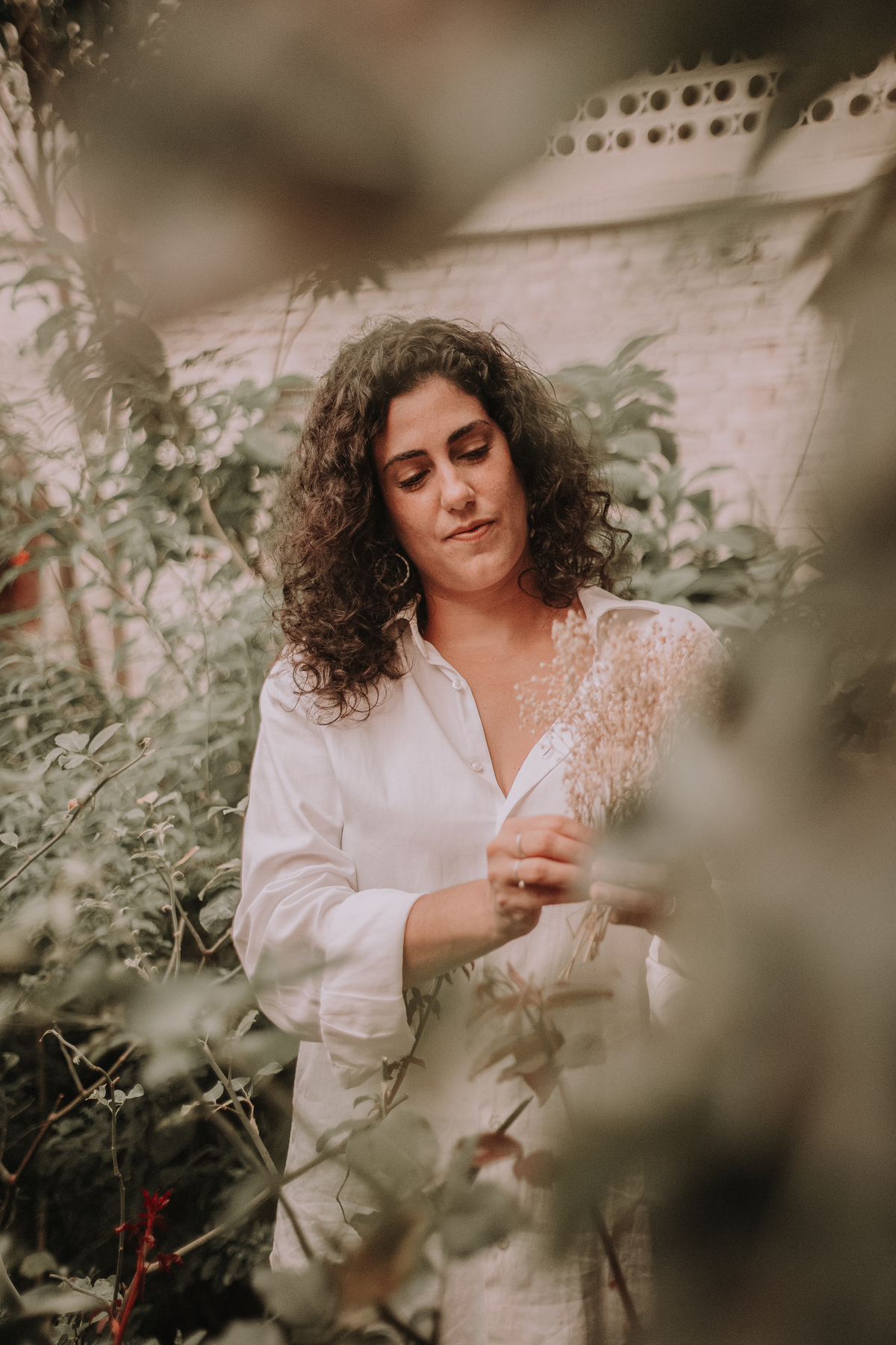 Mulher posando com flores nas mãos