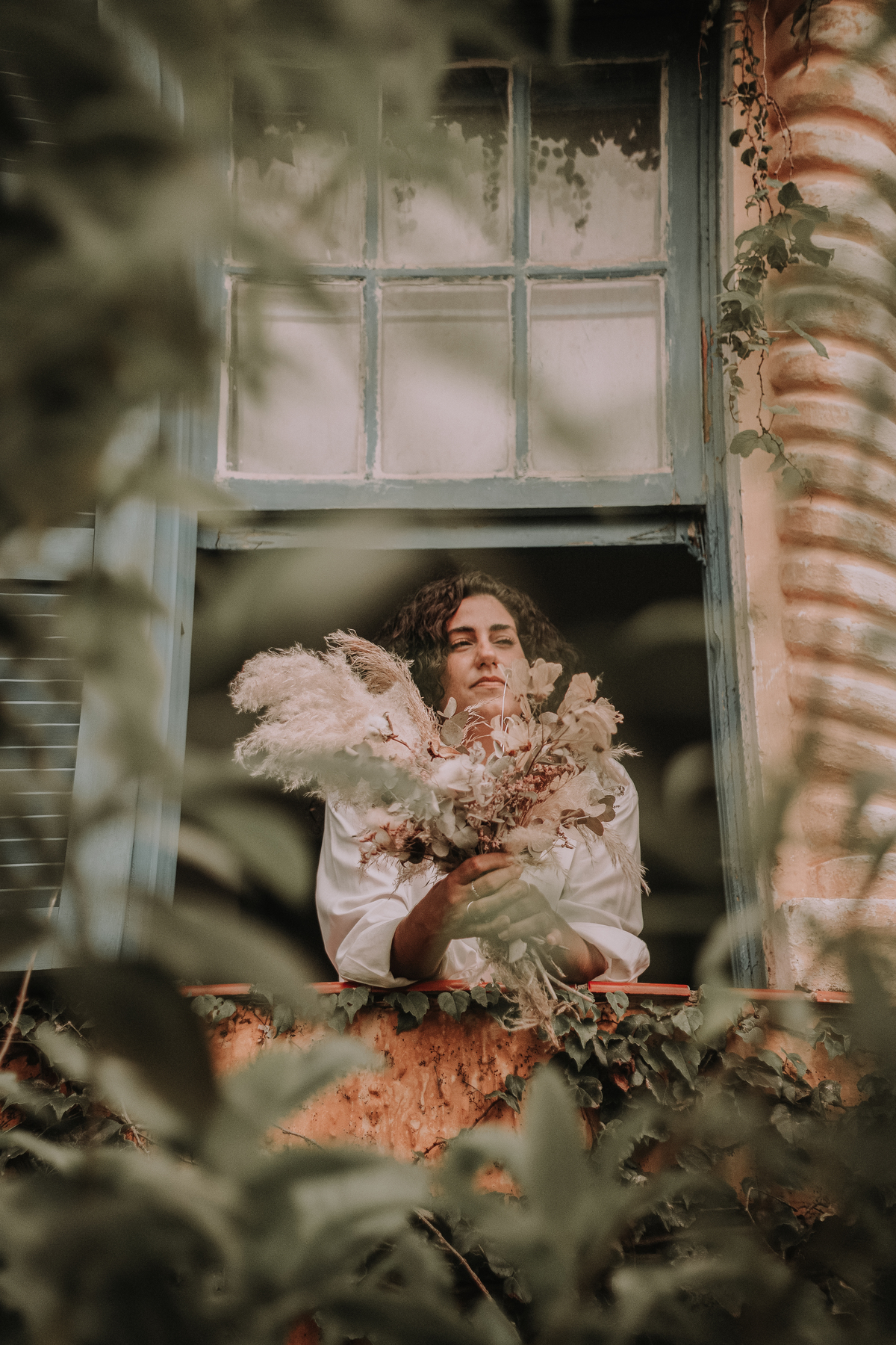 Retratos femininos com flores secas