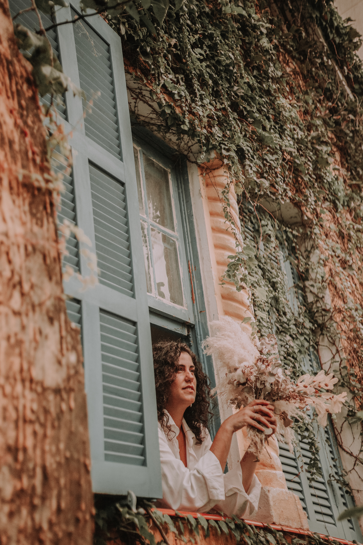 Sessão fotográfica de retrato feminino com flores 